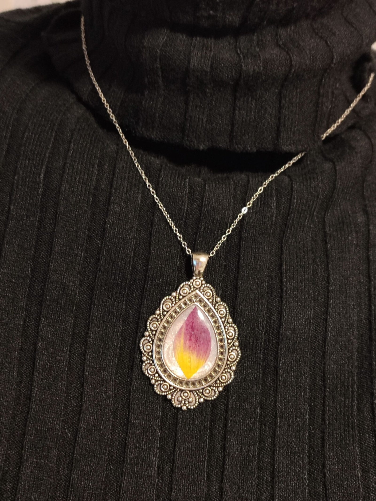 Colgante con UN PÉTALO DE DÁLIA BICOLOR encapsulado en resina