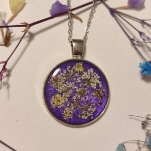 Colgante con FLORES DE ZANAHORIA SILVESTRE encapsuladas en resina