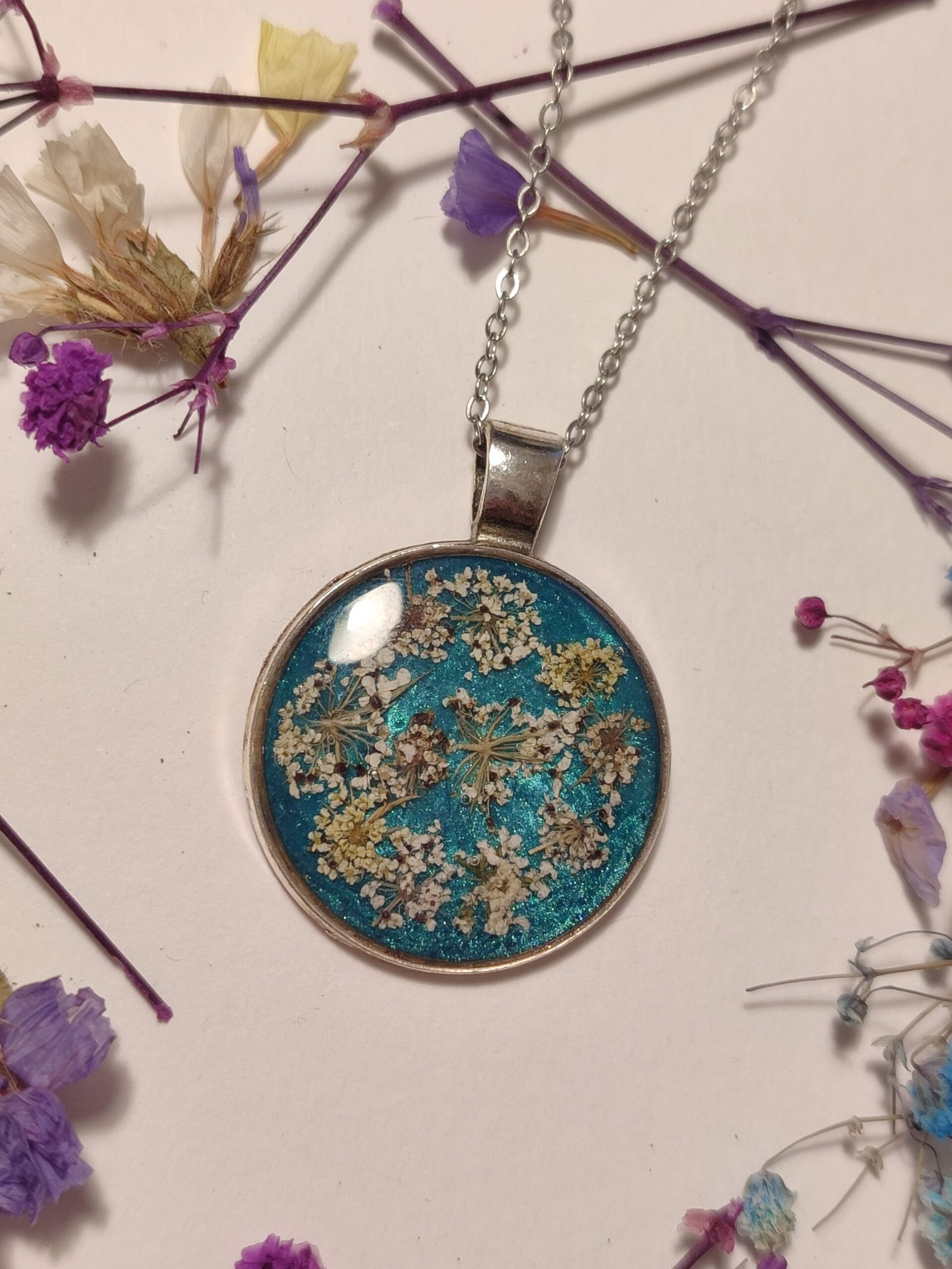 Colgante con FLORES DE ZANAHORIA SILVESTRE encapsuladas en resina