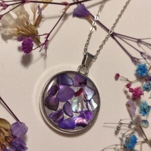 Colgante con PIEDRECITAS NACARADAS COLOR LILA encapsuladas en resina