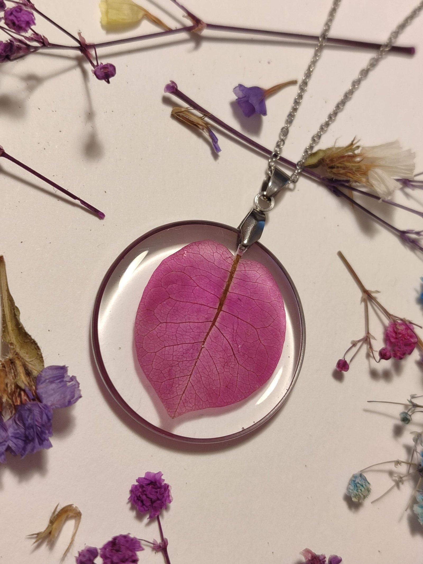 Colgante con UNA HOJA DE BUGANVILLA encapsulada en resina