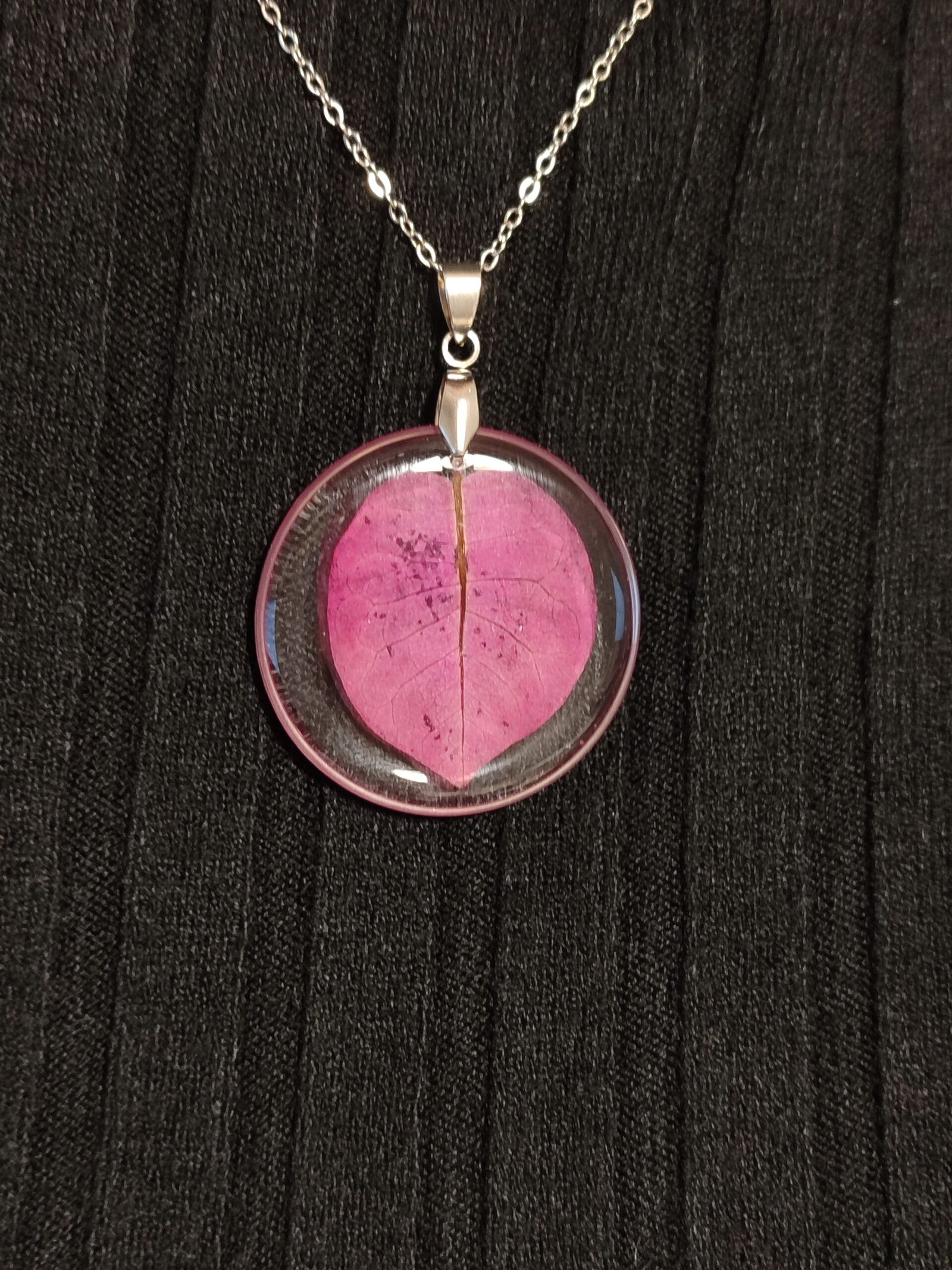 Colgante con UNA HOJA DE BUGANVILLA encapsulada en resina