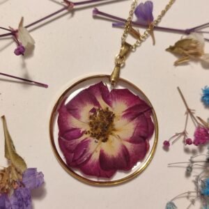 Colgante con UNA ROSA encapsulada en resina