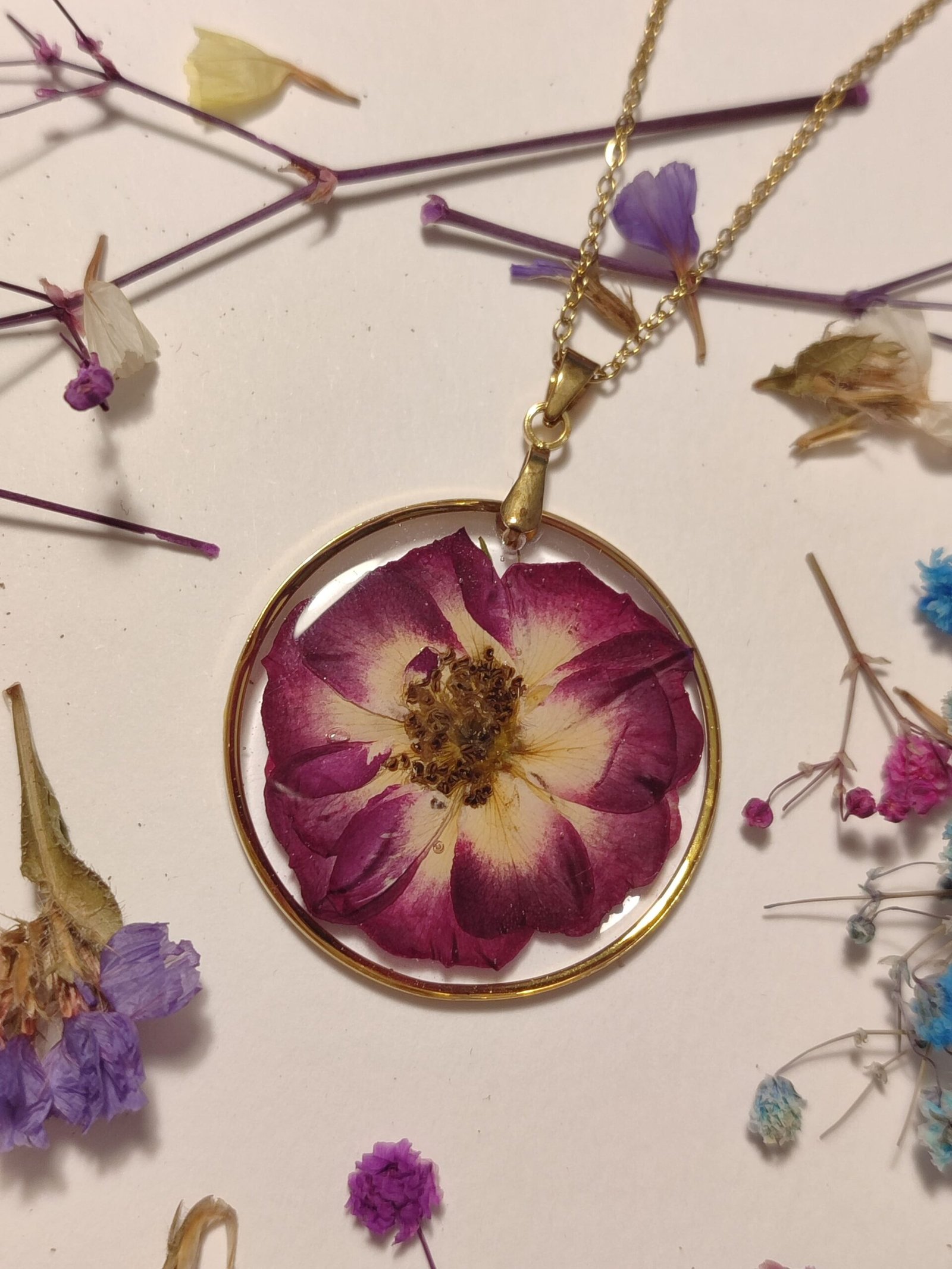 Colgante con UNA ROSA encapsulada en resina