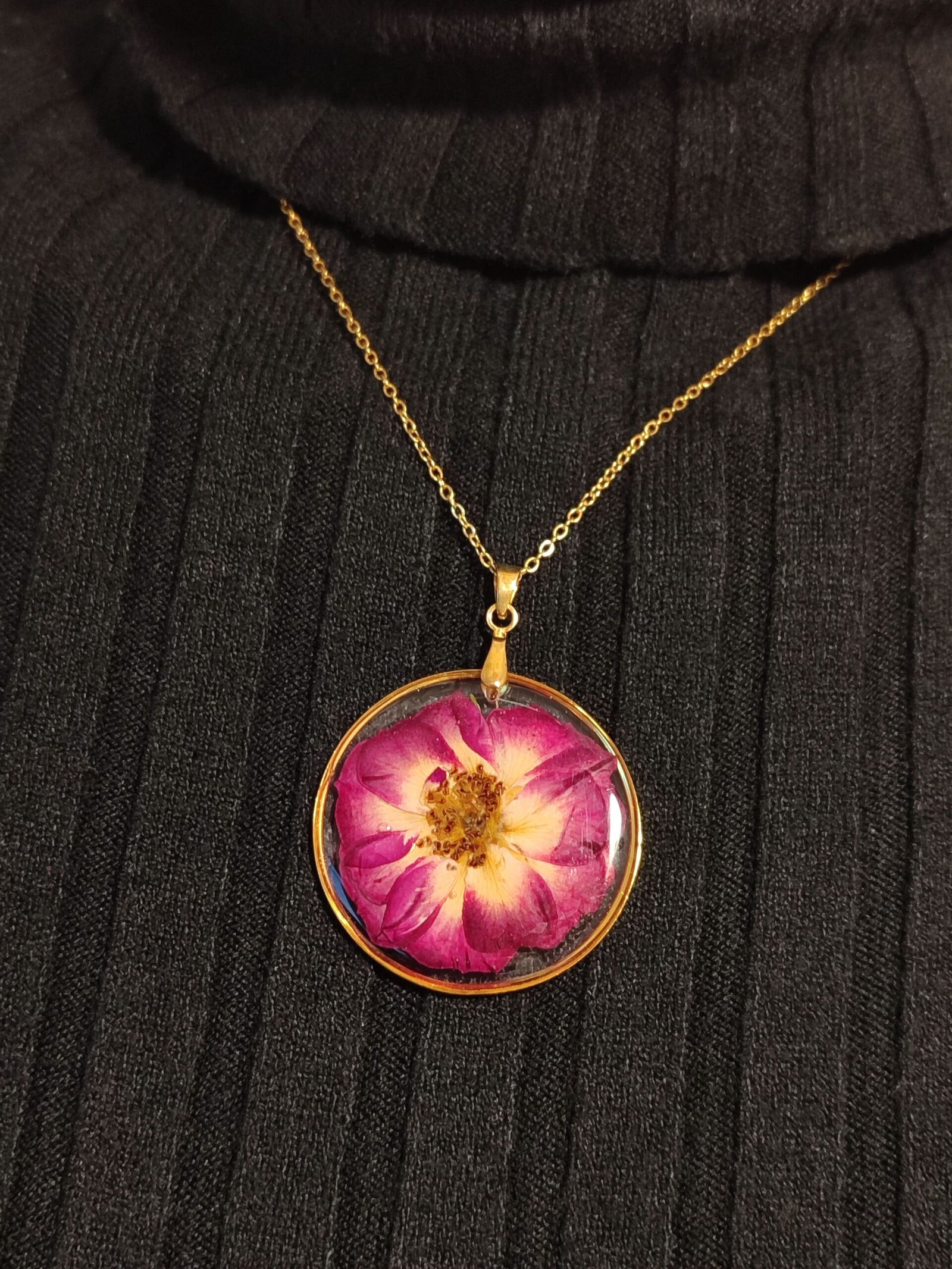 Colgante con UNA ROSA encapsulada en resina