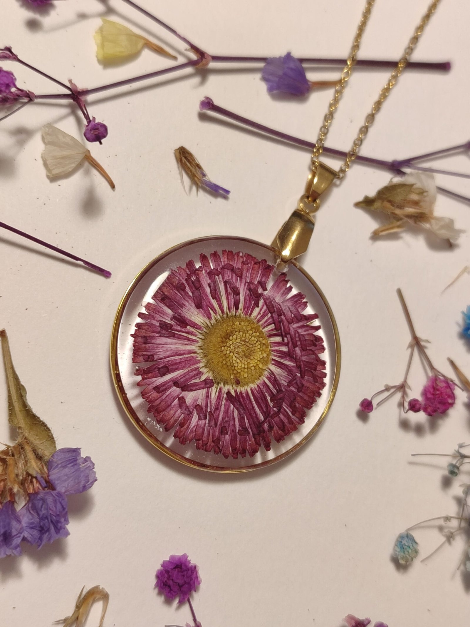 Colgante con UN CRISANTEMO LILA OSCURO encapsulado en resina