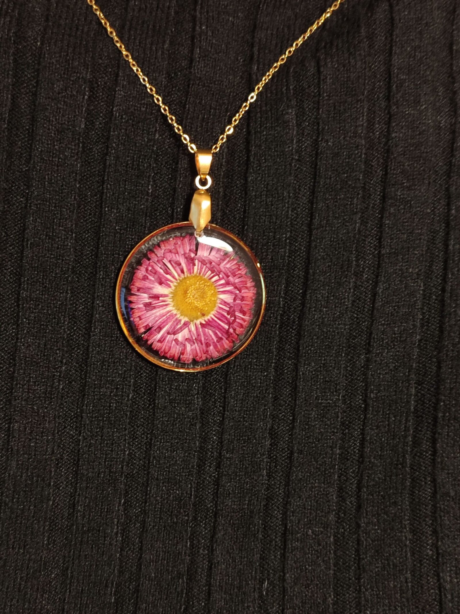 Colgante con UN CRISANTEMO LILA OSCURO encapsulado en resina