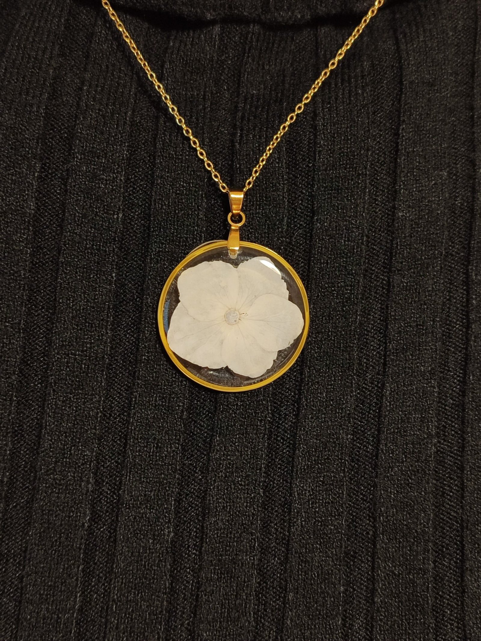 Colgante con UNA HORTENSIA BLANCA encapsulada en resina