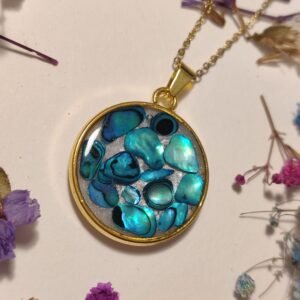 Colgante con PIEDRECITAS NACARADAS COLOR TURQUESA encapsuladas en resina