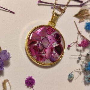 Colgante con PIEDRECITAS NACARADAS COLOR FUCSIA encapsuladas en resina
