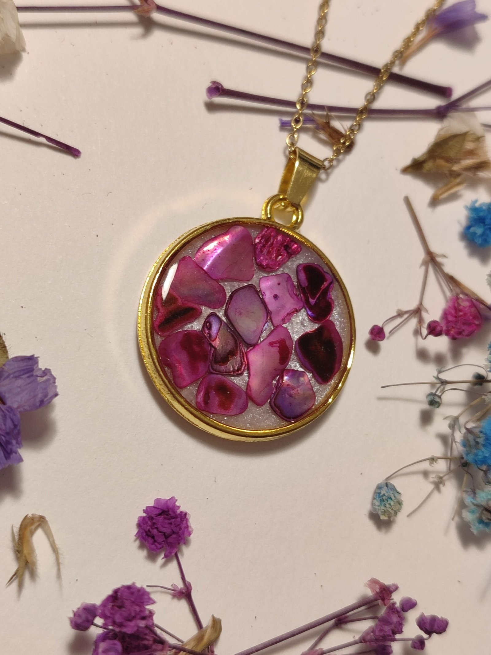 Colgante con PIEDRECITAS NACARADAS COLOR FUCSIA encapsuladas en resina