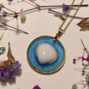 Colgante con UNA CONCHA REAL encapsulada en resina