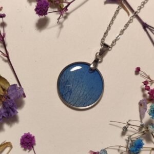 Colgante con UN PÉTALO DE ROSA AZUL encapsulado en resina