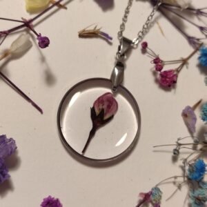 Colgante con UN CAPULLITO DE ROSA encapsulado en resina