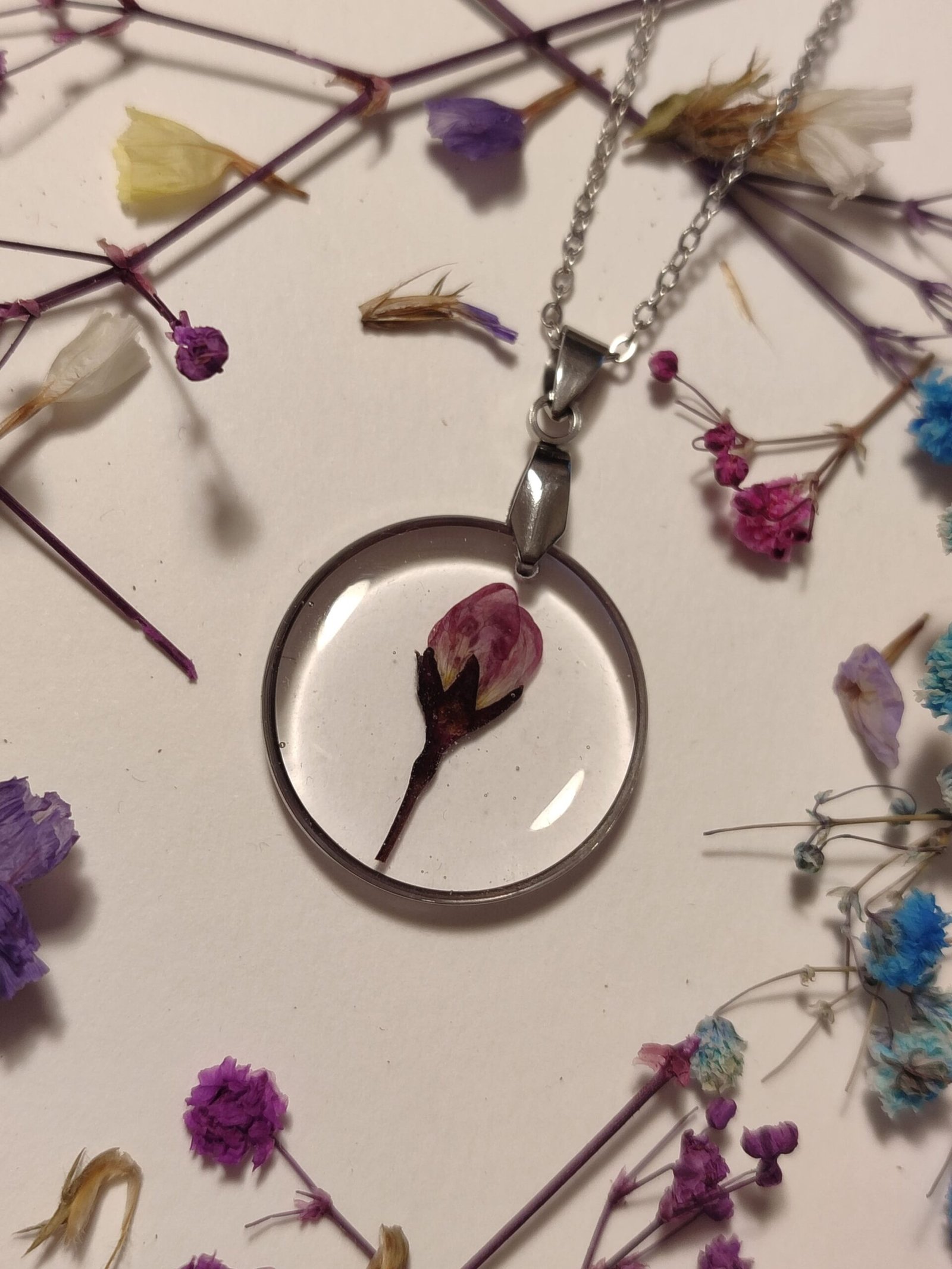 Colgante con UN CAPULLITO DE ROSA encapsulado en resina