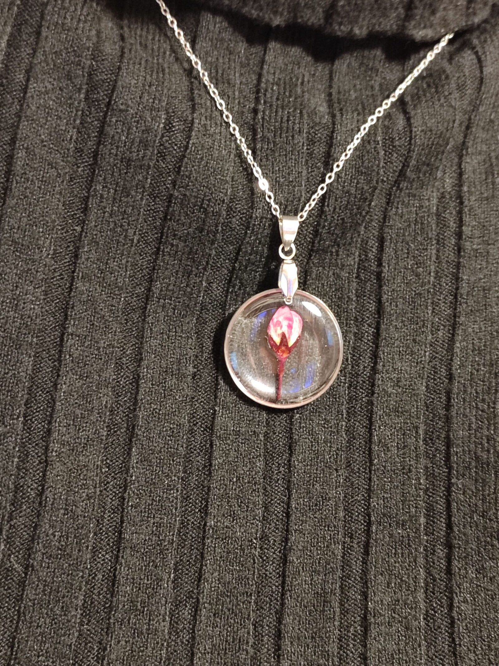 Colgante con UN CAPULLITO DE ROSA encapsulado en resina