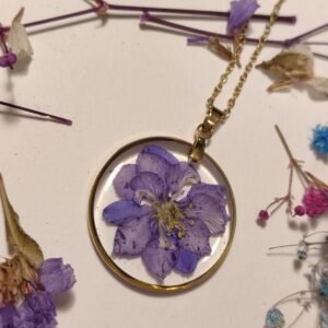 Colgante con UNA FLOR DE DELPHINIUM LILA encapsulada en resina