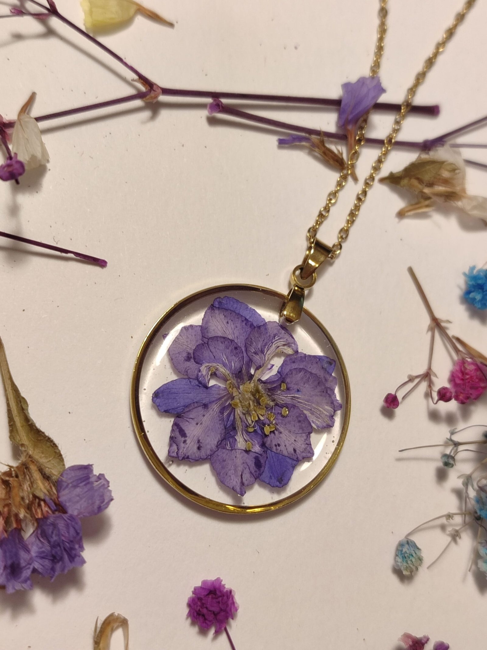 Colgante con UNA FLOR DE DELPHINIUM LILA encapsulada en resina