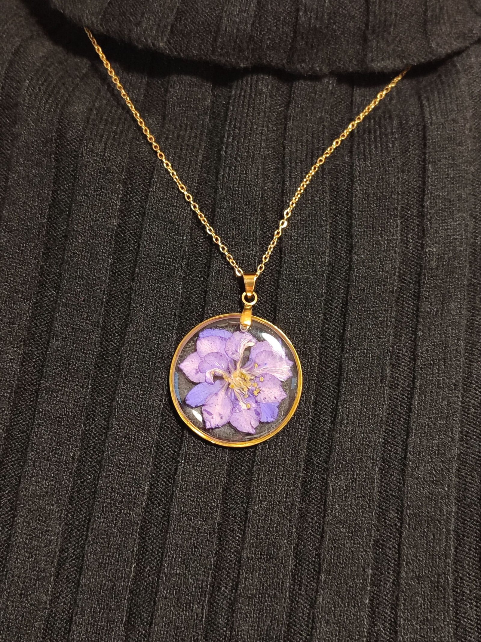 Colgante con UNA FLOR DE DELPHINIUM LILA encapsulada en resina
