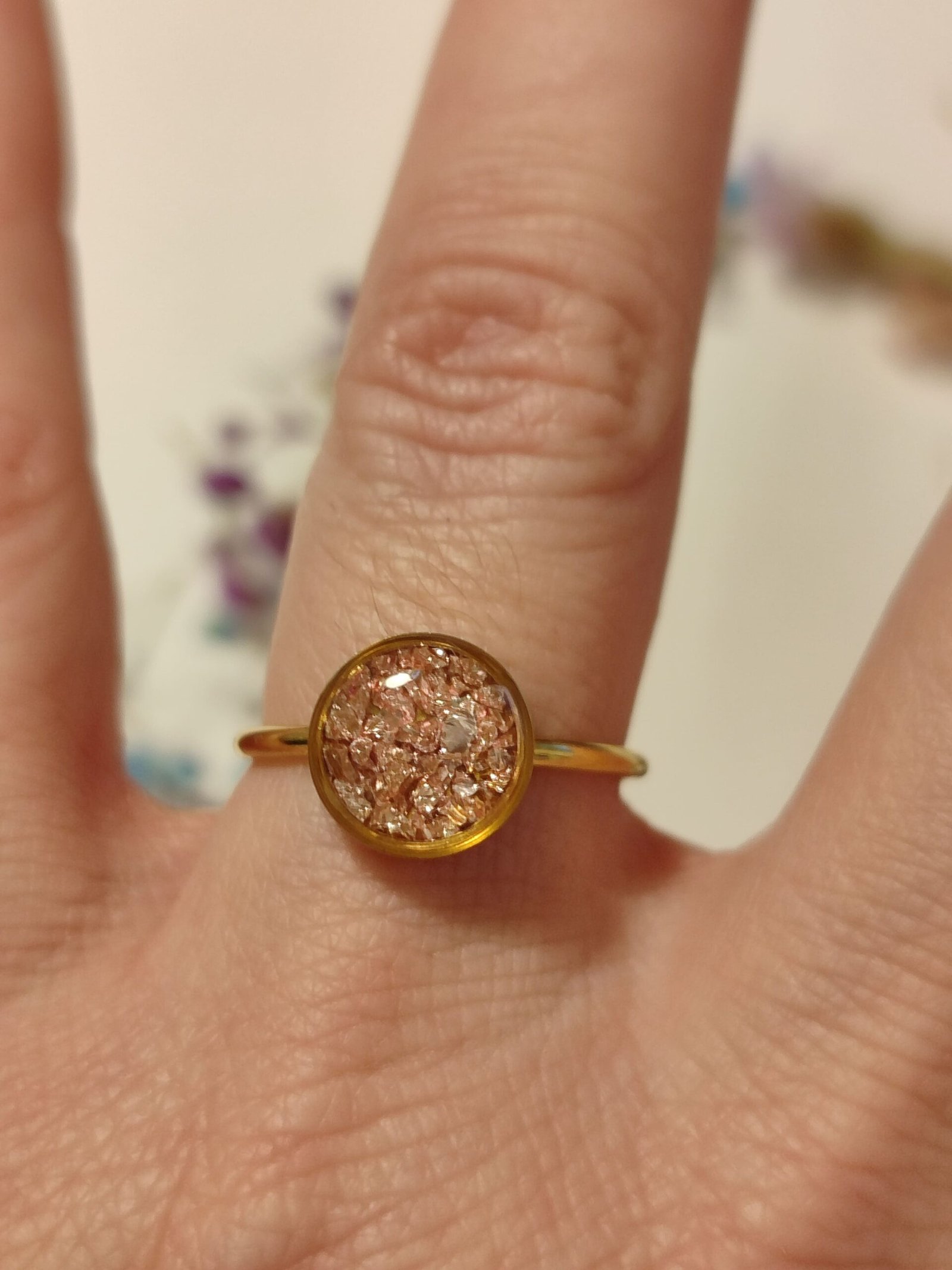 Anillo ajustable de acero inoxidable con PIEDRECITAS encapsuladas en resina.