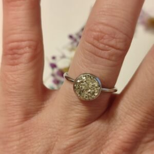 Anillo ajustable de acero inoxidable con PIEDRECITAS encapsuladas en resina.