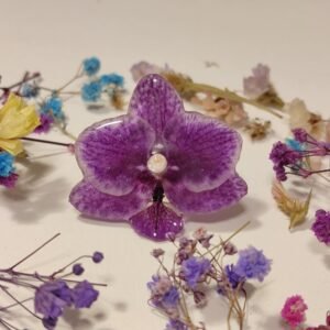 Anillo ajustable de acero inoxidable con UNA ORQUIDEA REAL encapsulada en resina.