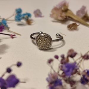 Anillo ajustable de acero inoxidable con BOLITAS PLATEADAS encapsuladas en resina.