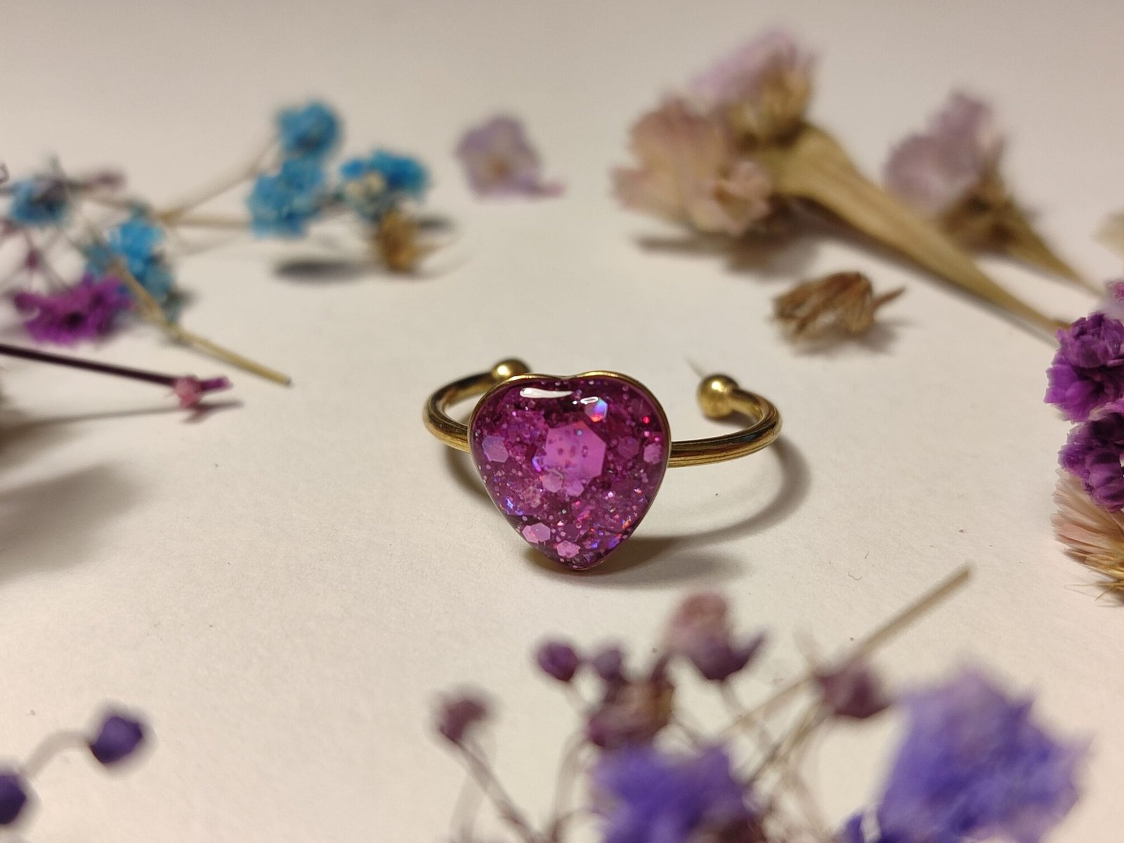 Anillo ajustable de acero inoxidable con PURPURINA HOLOGRÁFICA encapsulada en resina.