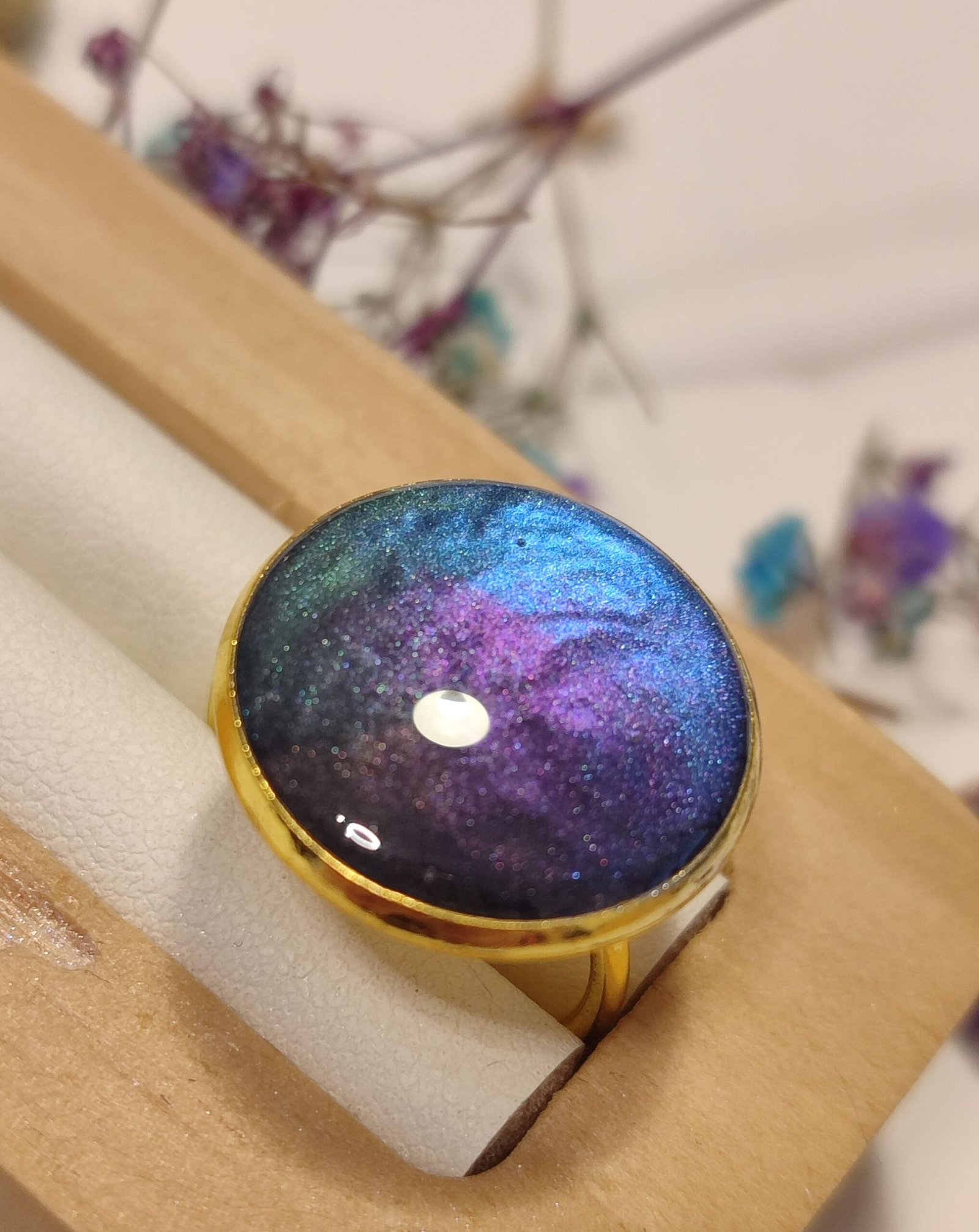 Anillo ajustable de acero inoxidable con POLVO IRIDISCENTE encapsulado en resina.