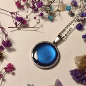 Colgante de acero inoxidable con POLVOS IRIDISCENTES encapsulados en resina.