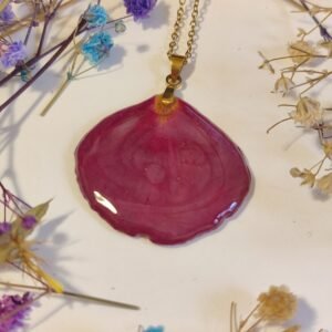 Colgante con UN PÉTALO DE ROSA encapsulado en resina