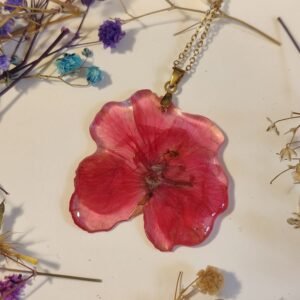 Colgante con UN GERANIO encapsulado en resina