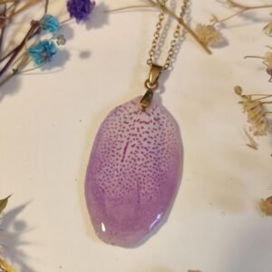 Colgante con UN PÉTALO DE ORQUÍDEA encapsulado en resina
