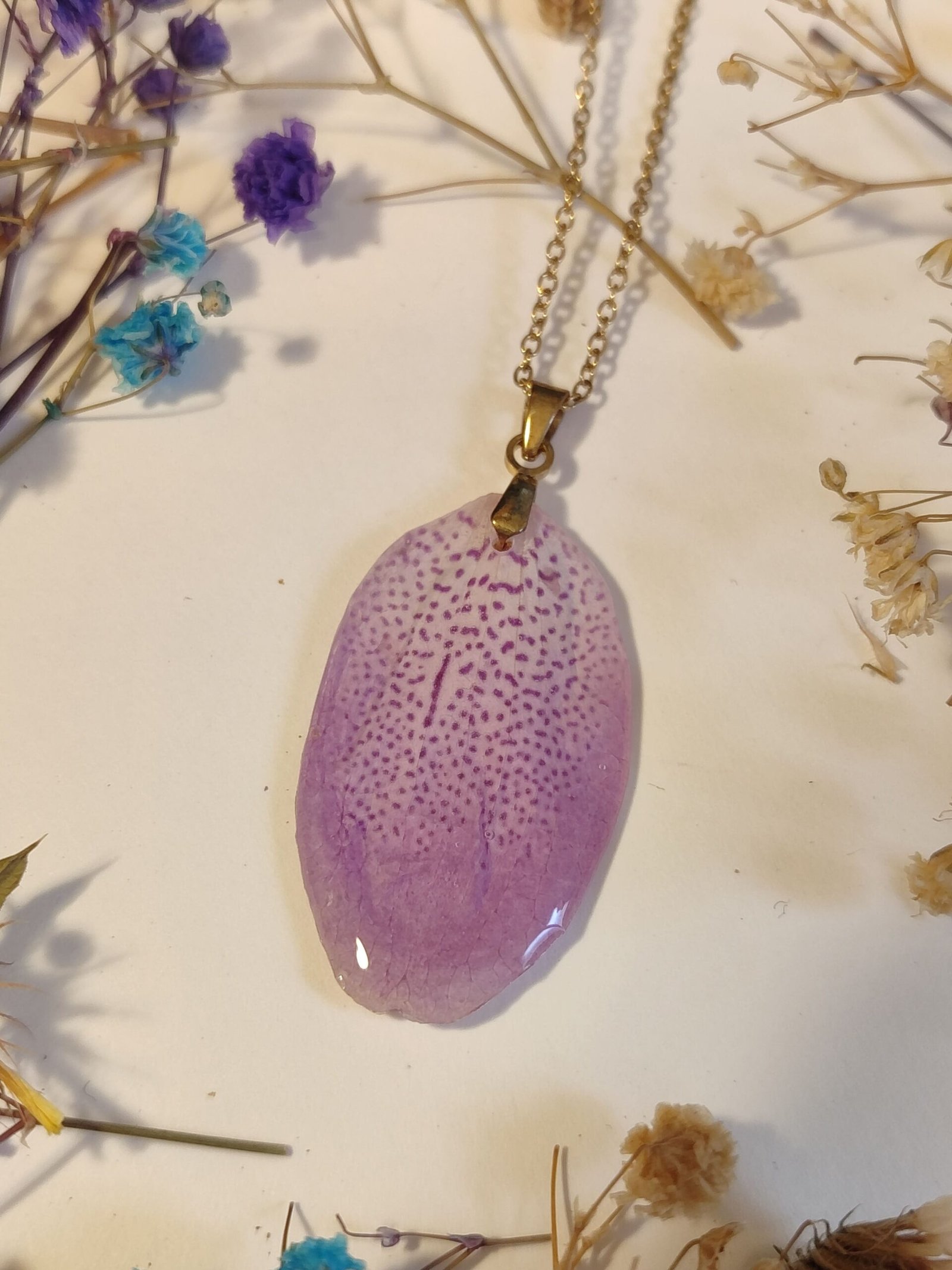 Colgante con UN PÉTALO DE ORQUÍDEA encapsulado en resina