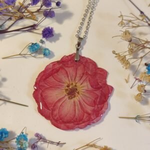Colgante con UNA ROSA encapsulada en resina