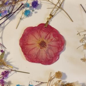 Colgante con UNA ROSA encapsulada en resina