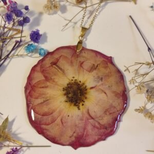 Colgante con UNA ROSA encapsulada en resina
