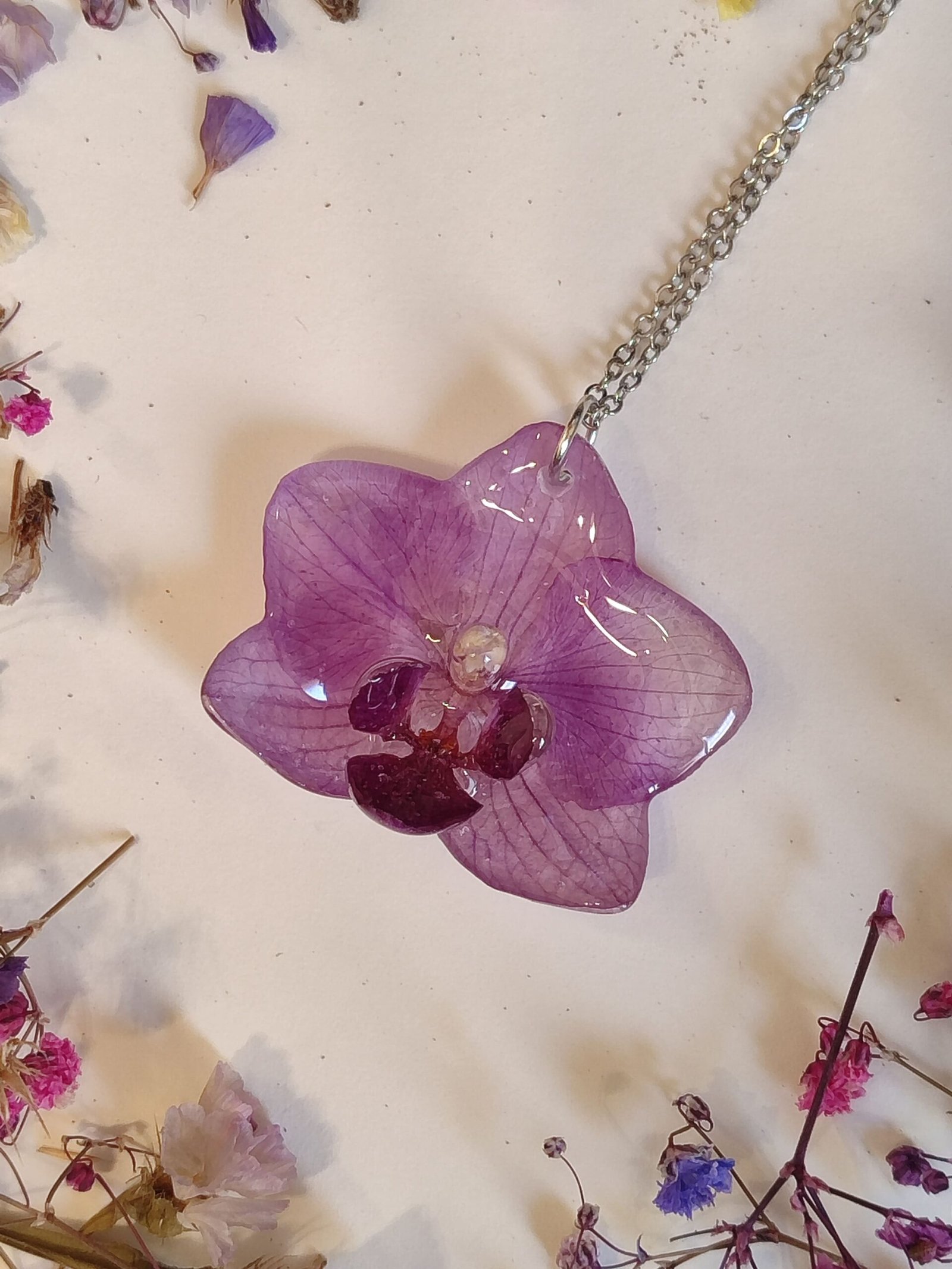 Colgante con UNA ORQUÍDEA encapsulada en resina