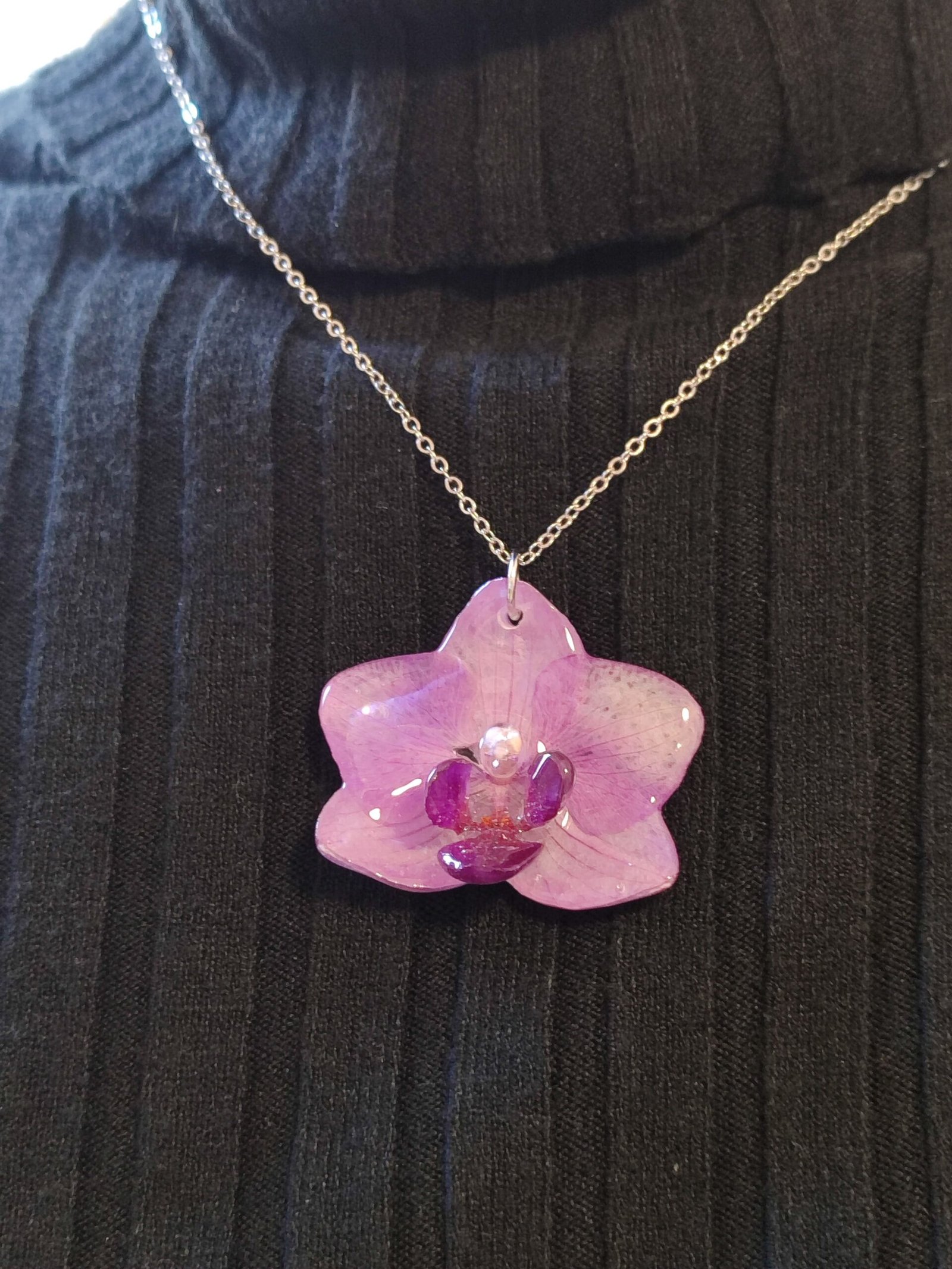Colgante con UNA ORQUÍDEA encapsulada en resina