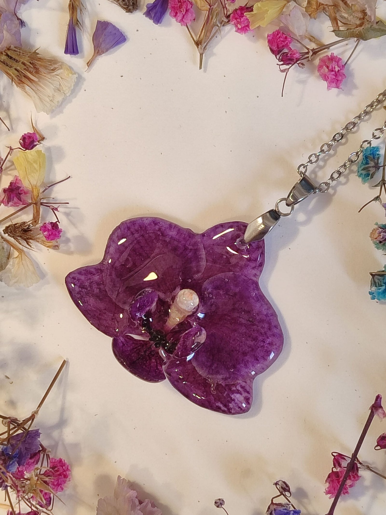 Colgante con UNA ORQUÍDEA encapsulada en resina