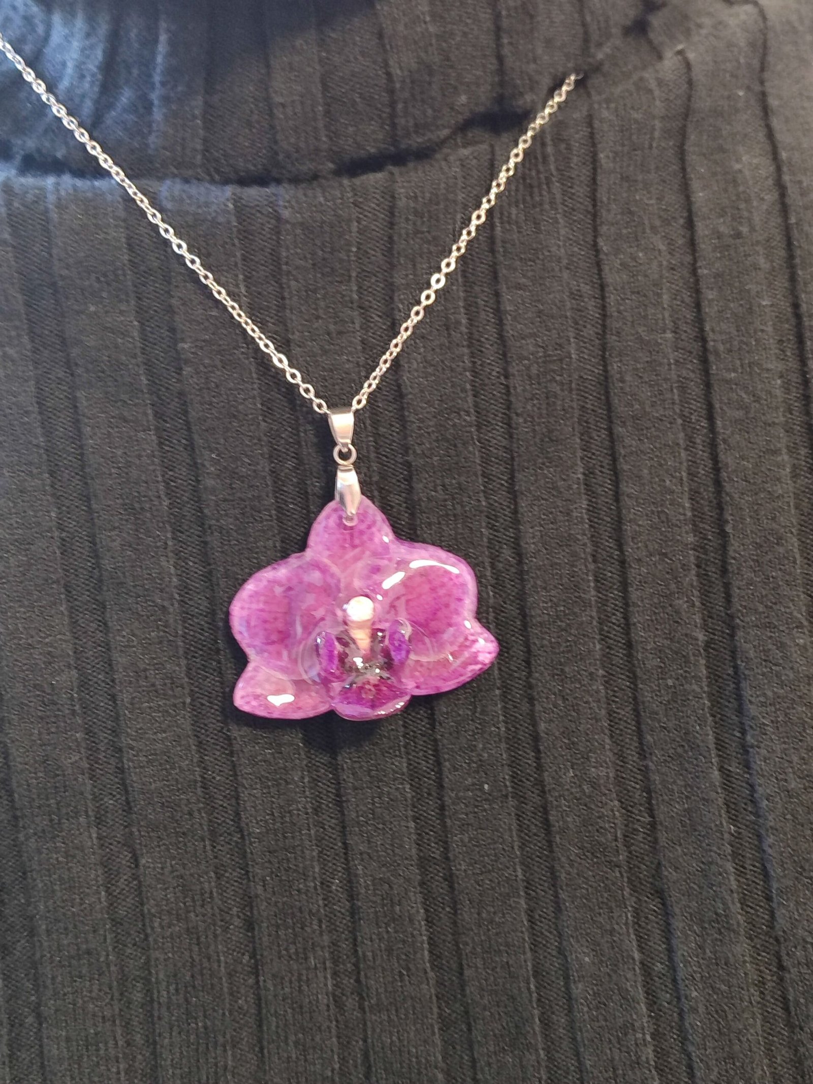 Colgante con UNA ORQUÍDEA encapsulada en resina