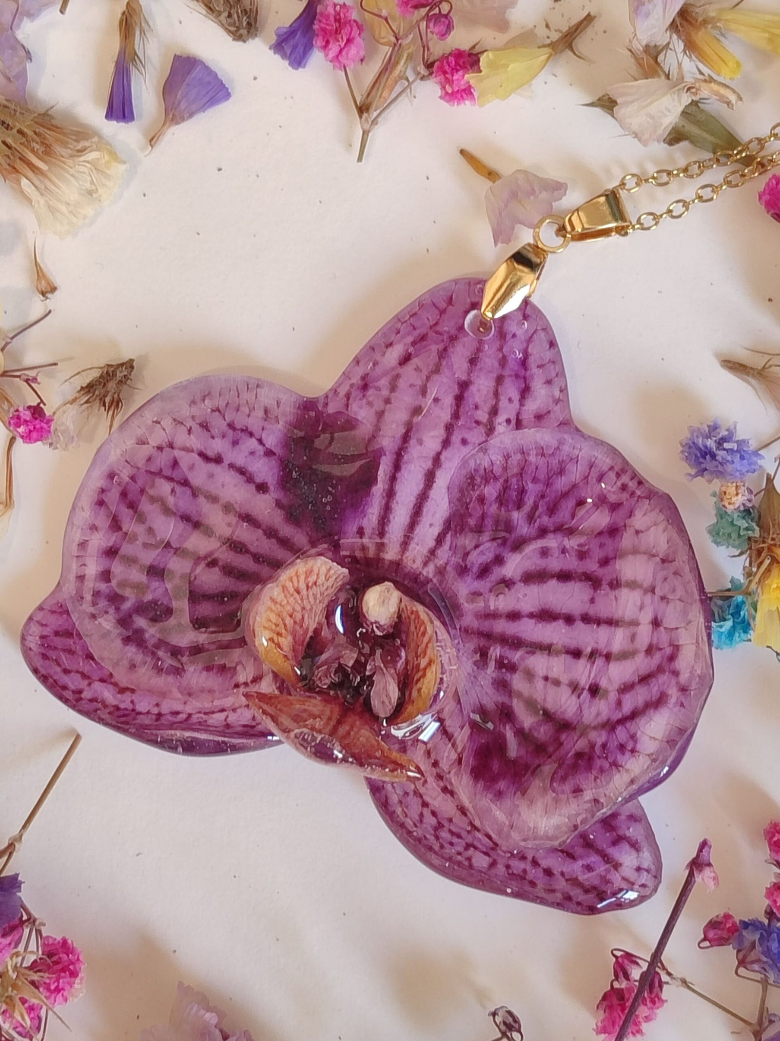 Colgante con UNA ORQUÍDEA encapsulada en resina