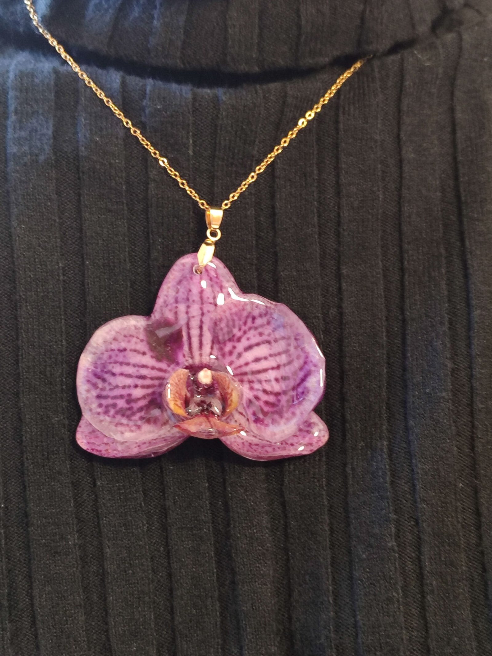 Colgante con UNA ORQUÍDEA encapsulada en resina