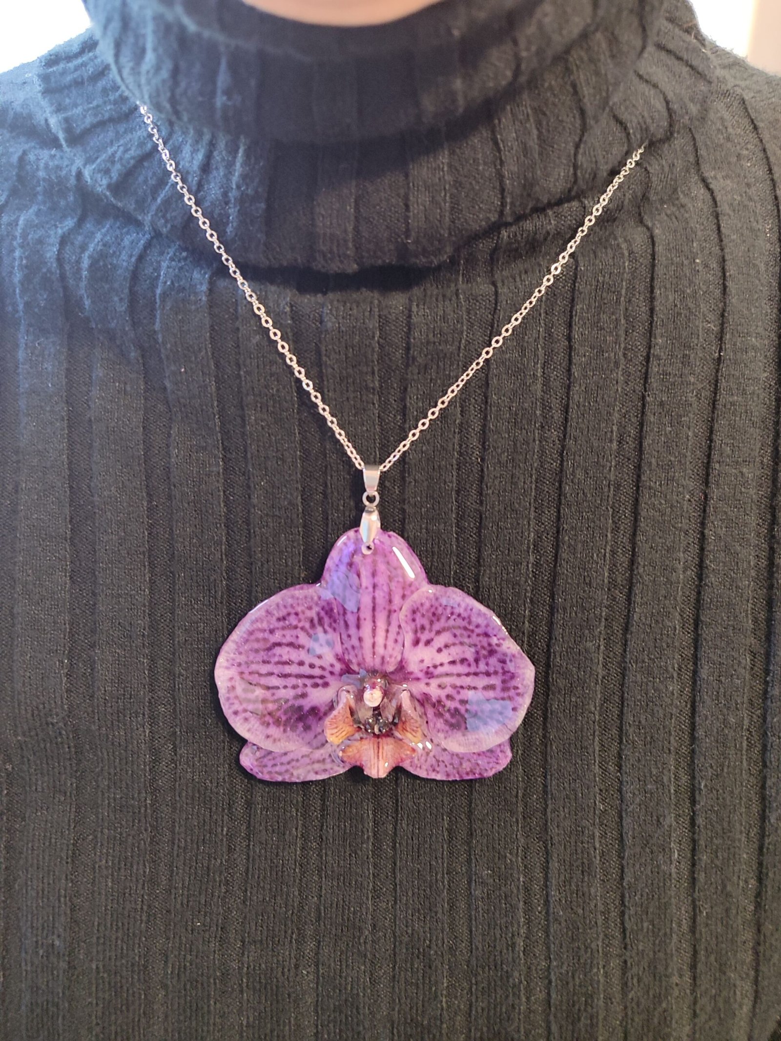 Colgante con UNA ORQUÍDEA encapsulada en resina