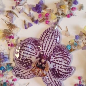 Colgante con UNA ORQUÍDEA encapsulada en resina