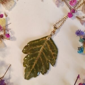 Colgante con UNA HOJA DE ÁRBOL encapsulada en resina