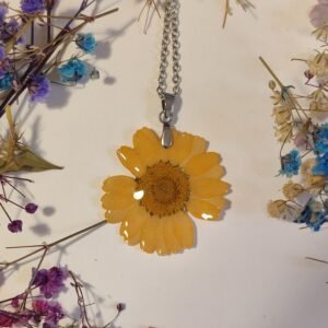 Colgante con UNA FLOR DE MARGARITA encapsulada en resina