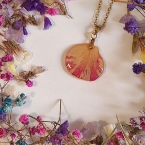Colgante con UN PÉTALO DE ROSA BICOLOR encapsulado en resina