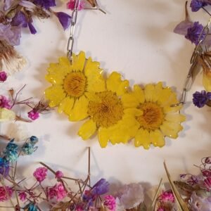 Colgante con UN TRIO DE MARGARITAS encapsuladas en resina