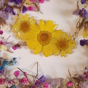 Colgante con UN TRIO DE MARGARITAS encapsuladas en resina